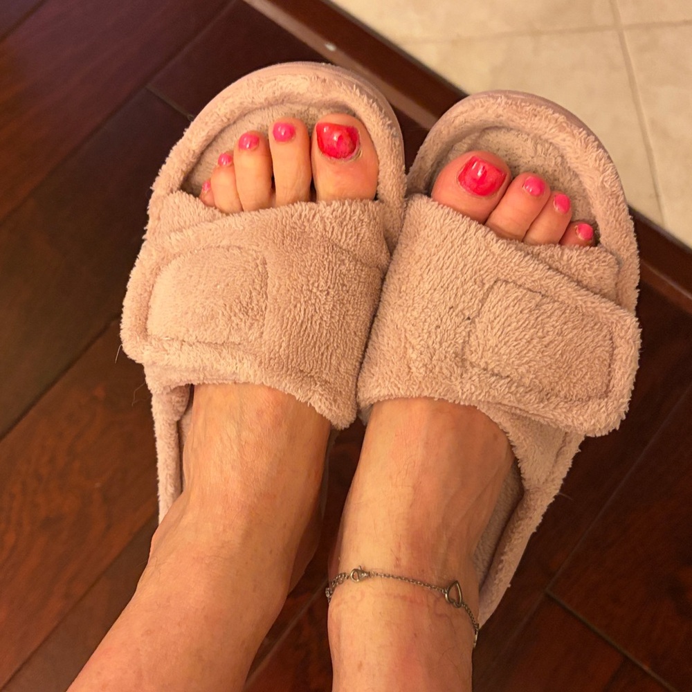 Ladies women's pink fuzzy slippers loved used w0rn soft ready feet foot toes GUC - Picture 5 of 6